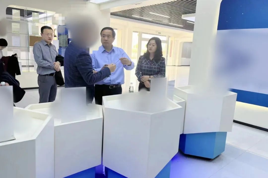 老牌制造商，為富士康等知名企業(yè)長(zhǎng)期供貨！四川某地方政府實(shí)地對(duì)接高端光電材料配件生產(chǎn)投資選址項(xiàng)目