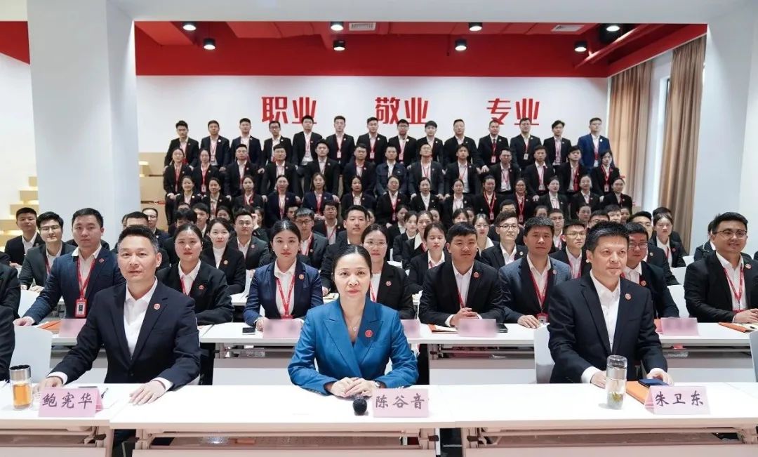 聚勢行，闖新途！東方龍商務召開一季度“開門紅”總結表彰暨“奔跑二季度”競賽總動員