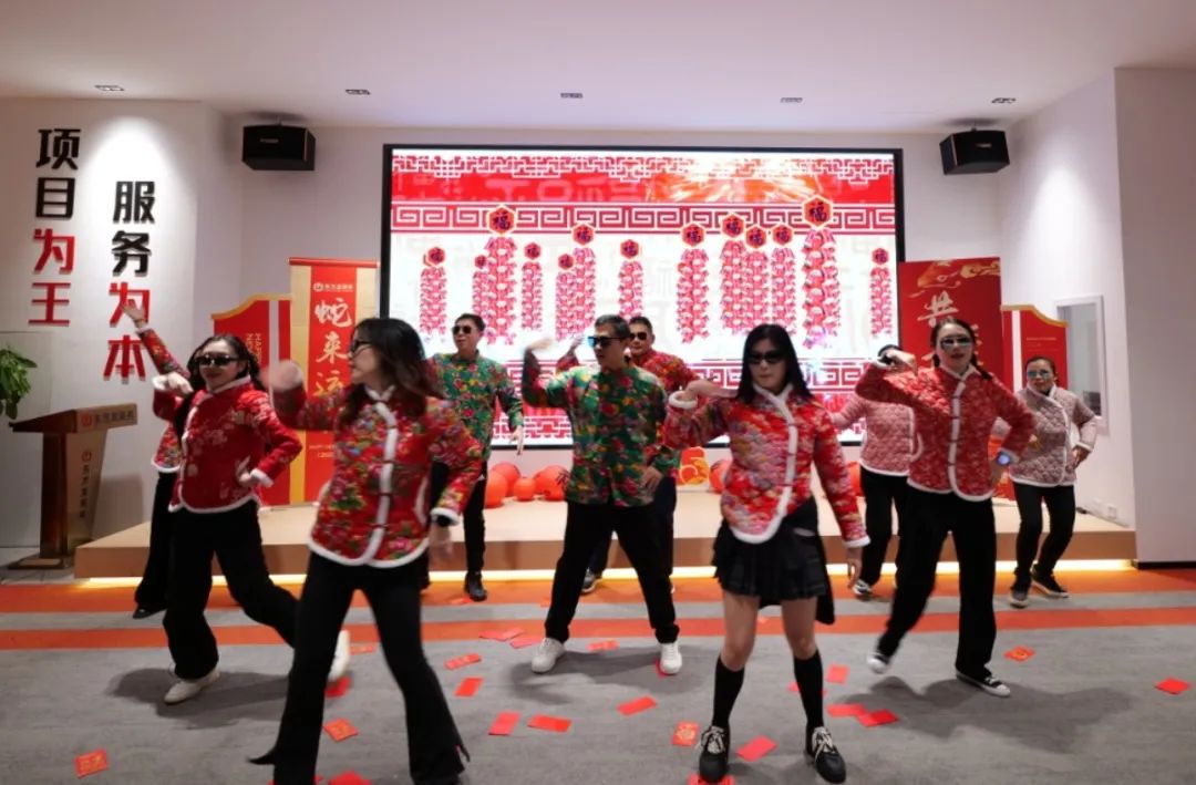 蛇來(lái)運(yùn)轉(zhuǎn)，共征新程——東方龍商務(wù)年度慶典璀璨落幕！